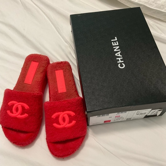 Chanel 2022 Interlocking CC Logo Slides red - Picture 11 of 15